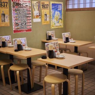 【サシ飲みに最適◎】2名様用テーブル席は、ちょい飲みデートや語り合いにぴったり!名物手羽先と198円のプレモルでコスパ最強の乾杯を♪駅近&朝まで営業だから終電気にせずゆったり過ごせます!