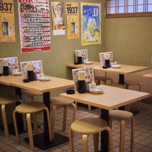 【サシ飲みに最適◎】2名様用テーブル席は、ちょい飲みデートや語り合いにぴったり!名物手羽先と198円のプレモルでコスパ最強の乾杯を♪駅近&朝まで営業だから終電気にせずゆったり過ごせます!