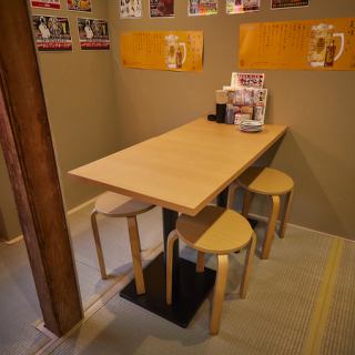 【テーブル席で乾杯♪】4名様向けのテーブル席は、友人同士や同僚との飲み会に◎豊富なドリンク&名物手羽先で盛り上がること間違いなし!駅チカ&朝まで営業だから、遅め集合や終電後の合流も大歓迎!