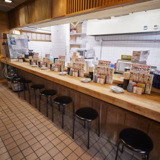 【サク飲みにぴったり】おひとり様や少人数での語らいに◎ライブ感あるカウンター席で、揚げたて手羽先と198円のプレモルをサクッと堪能!駅チカ&朝まで営業だから、終電逃しや二軒目・三軒目利用にも最適♪