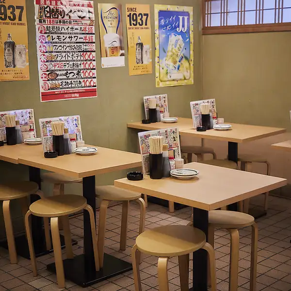 気軽な飲み会にピッタリの居心地の良いテーブル席をご用意しております！仕事終わりのサク飲みや、仲間との飲み会などにおすすめです♪