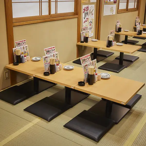 足を伸ばせる座敷は、まるで家のようにくつろげる癒しの空間♪リラックスしながらお食事をお楽しみください！