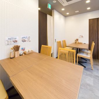 [2nd floor] It is a table seat on the 2nd floor that can accommodate up to 12 people.The store is clean and spacious.