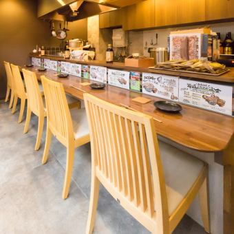 [1st floor] It is a counter seat in the open kitchen where you can enjoy a live feeling.You can enjoy the place where you can shave bonito on the spot! It is also a privilege of the counter seat on the 1st floor to enjoy the nice scent of bonito at the moment of shaving!