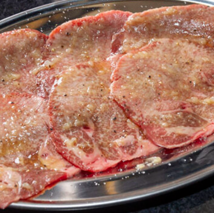 上質なお肉とシックな黒基調の店内でくつろぎのひとときを。