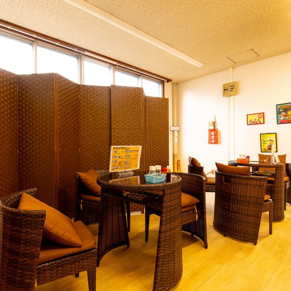 友人との楽しい集まりにぴったりなアメリカンテイストの空間。リラックスしながら、おばんざいをお得に楽しめるスタイルが魅力的！昼飲みから深夜まで、思いっきり遊べる場所です◎