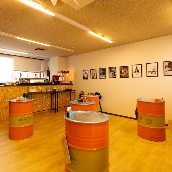 昼過ぎから深夜まで楽しめるカジュアルな飲み屋。立ち飲みやテーブルで、多彩なおばんざいを味わいながら、気軽に集まれるのが魅力的！貸切も可能だから、大人数のパーティにも最適です♪