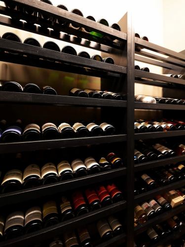 ◆ワインは常時100種類以上と豊富なラインナップ