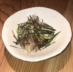 アボカドと海鮮ユッケ/ブリ炙り薬味海苔巻きポン酢/炙りサーモンといぶりがっこ海苔巻き