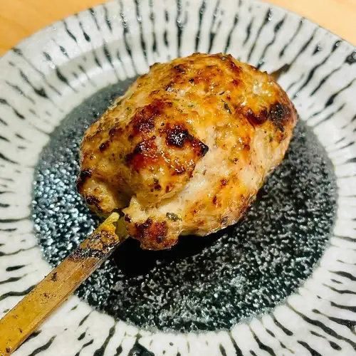 まず食べて欲しい【炭火焼きつくね】は大将自慢の一品!
