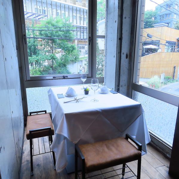 【テーブル席】外の景色が臨めるテーブル席をご用意。鉄板焼きとイタリアンを一度に楽しめる当店は、誕生日や記念日など特別な日におすすめです！ソムリエでもあるオーナーシェフが、料理とワインのペアリングもご提案いたします♪是非ご利用ください。