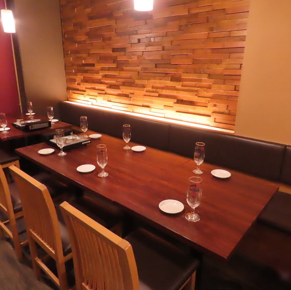 Relax in the calm atmosphere of the store, illuminated by indirect lighting.