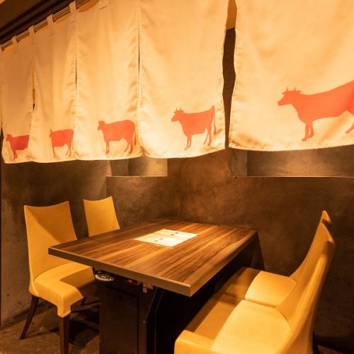 [Semi-private table] The spacious table seats can be used for dates or dinner parties with women.#Shinsaibashi #Namba #Namba #Yakiniku #Sushi #Meat Sushi #Steak #Wine #All-you-can-drink #Wagyu beef #A5 #Hot pot #Izakaya #Private room #Birthday #Anniversary #Date #Surprise #Banquet #Private #Luxury