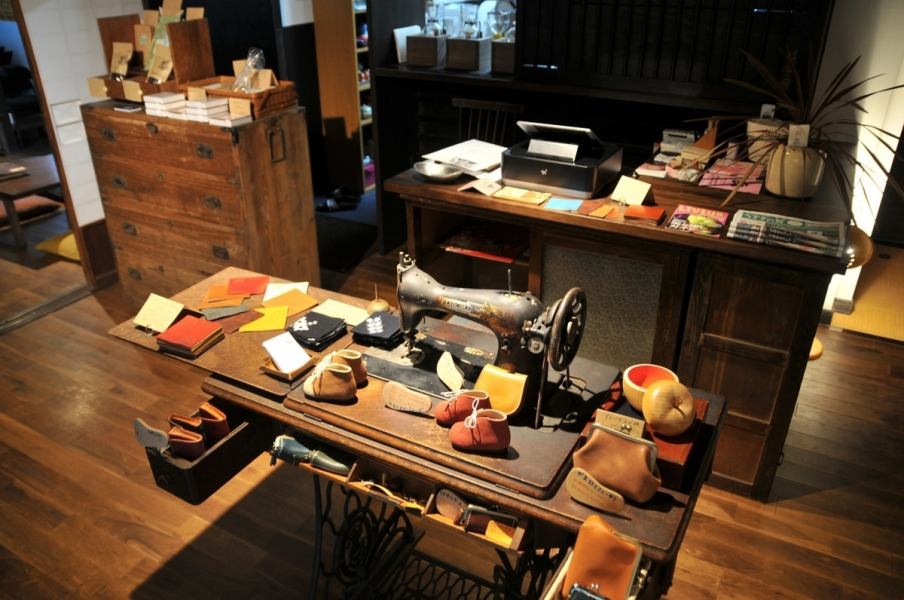 1Fには地元の靴職人さんの革小物・もちがせ焙煎の珈琲豆・用瀬茶など、用瀬土産の販売コーナーもあり！用瀬の思い出も、ぜひお持ち帰りくださいませ。