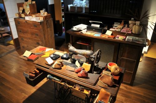 <p>1Fには地元の靴職人さんの革小物・もちがせ焙煎の珈琲豆・用瀬茶など、用瀬土産の販売コーナーもあり！用瀬の思い出も、ぜひお持ち帰りくださいませ。</p>