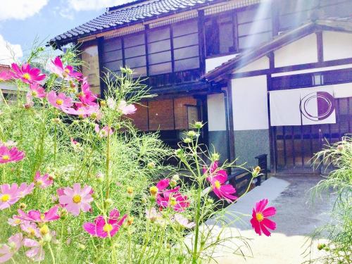 <p>【宴会利用にも最適！】1Fは25名様、2Fは35名様まで収容可能。地域の集いや同窓会など、多目的にご利用いただけます。40名様以上で一軒家丸ごと貸切も可能。4000円～5000円程度のご予算でも承っております。</p>