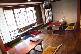 テーブル（ベンチ）席は全16席