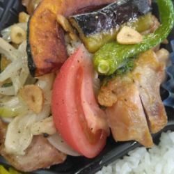 用国产鸡肉制作的烤鸡便当盒