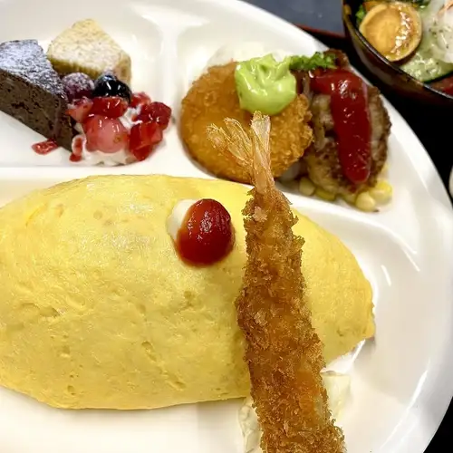 数種類の特製ふわふわオムライスからお選びください♪