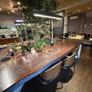 中心区域绿树成荫,营造出宁静祥和的氛围,让人仿佛置身于森林之中。宽敞的吧台非常适合独自用餐或约会,这里的氛围让您可以享受轻松愉快的交谈。