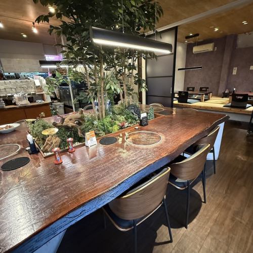 中心区域绿树成荫,营造出宁静祥和的氛围,让人仿佛置身于森林之中。宽敞的吧台非常适合独自用餐或约会,这里的氛围让您可以享受轻松愉快的交谈。