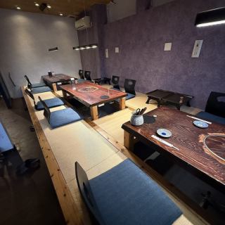 我们承办各种场合的餐饮服务,从小型团体聚餐到家庭和公司宴会。座椅舒适,带有靠背,桌子宽敞,即使长时间坐着也不会感到疲倦。最多可容纳 12 人(3 张 4 人桌)的团体也可以使用该设施。