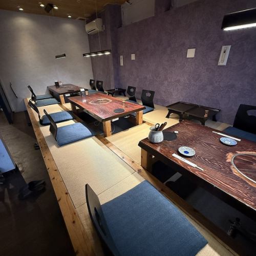 我们承办各种场合的餐饮服务,从小型团体聚餐到家庭和公司宴会。座椅舒适,带有靠背,桌子宽敞,即使长时间坐着也不会感到疲倦。最多可容纳 12 人(3 张 4 人桌)的团体也可以使用该设施。