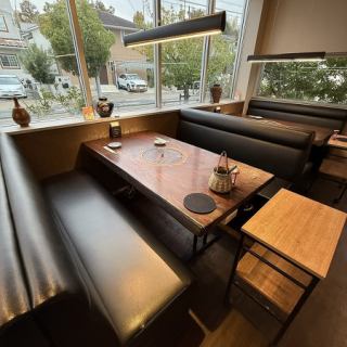 靠窗的包厢座位,柔和的光线倾泻而入。座位舒适,配有沙发,因此深受客人欢迎,适合各种类型的客人,从情侣到朋友和家庭。温暖的木桌和户外景色营造出轻松的用餐体验。这是一个安全的空间,给人以隐私感,也便于进行交谈。