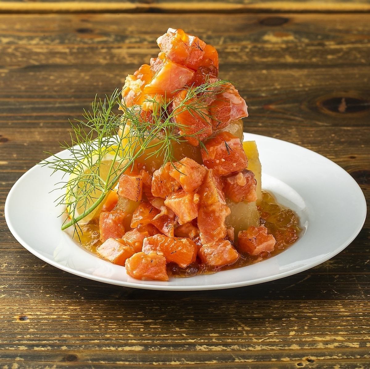 There is also a full seafood menu, such as raw salmon carpaccio.