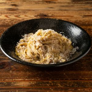Creamy pasta with four kinds of mushrooms