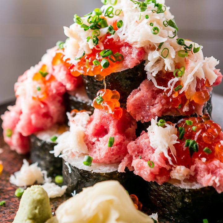 豪華的“kobore 壽司”，配有什錦鮭魚子和螃蟹，直到溢出。