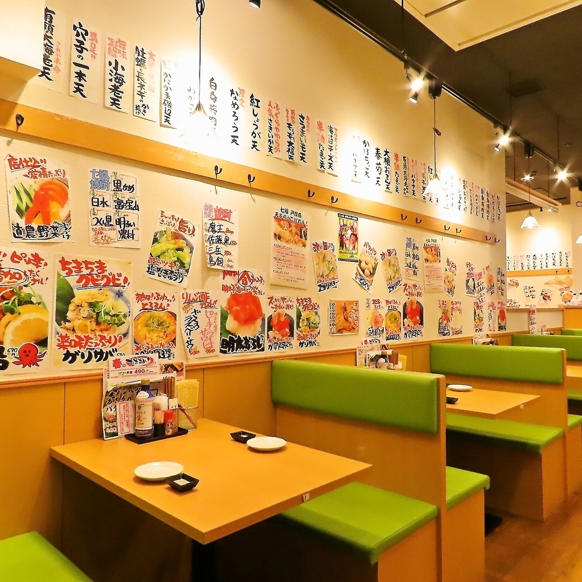 We also have sofa seating available♪ The interior has a warm, wood-grained atmosphere!