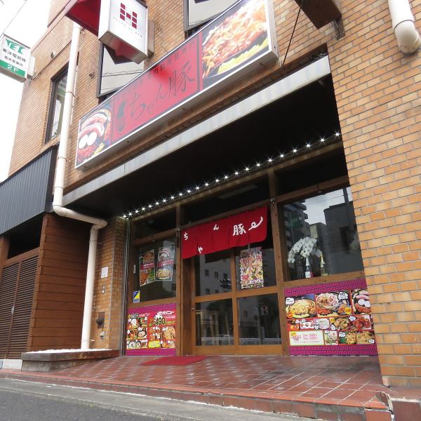 우츠노미야 역의 동쪽 출구를 똑바로 걸으면 본고장 한국 요리의 가게 【찬 돼지】가 보입니다! 부담없이 와 주세요♪
