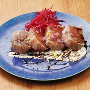 銚子港 あか身 藁焼きタタキ ビーツ&チーズ