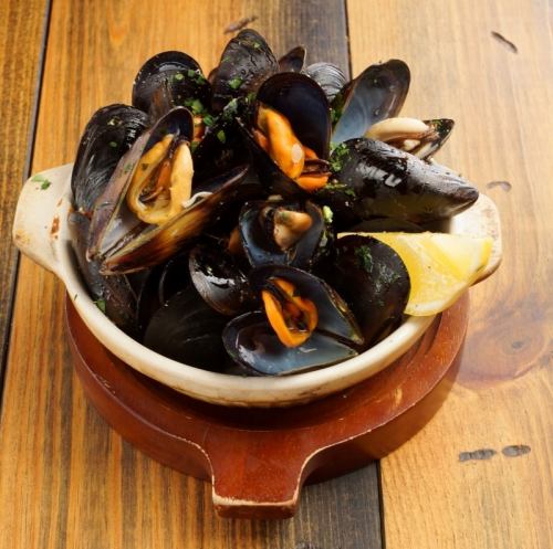 Step 1. Steamed live mussels in white wine