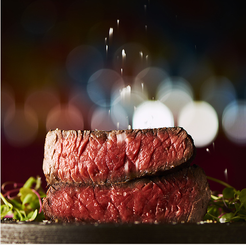 じっくり焼き上げ旨味を閉じ込める【名物 炭火焼】ワインとの相性も抜群な肉料理をご堪能ください