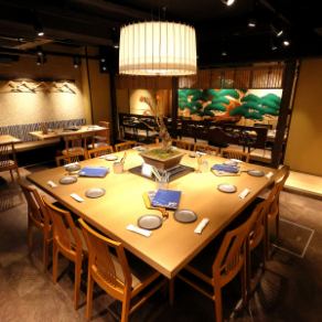 当店では、12名様でご利用いただける広々としたお席をご用意しております。大人数での集まりや、特別なイベントに最適なスペースです。大人数でも余裕のあるリラックスした雰囲気のゆったりとした空間で、お過ごしいただけます。友人や家族と一緒に賑やかなひとときをお楽しみください☆