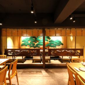 落ち着きのある和の雰囲気漂う広々とした店内で、特別な時間をお過ごしいただけます。当店ではゆったりとしたテーブル席を各種ご用意しており、リラックスしながら当店自慢のお食事と、友人との会話や、家族との団らんを心ゆくまで味わっていただけます。素敵な時間をお楽しみください☆