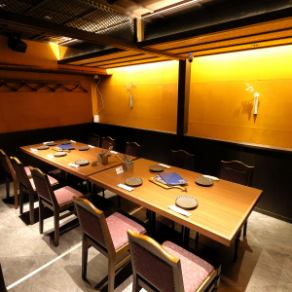 10名様で利用可能なテーブル席も完備しており、様々なシーンに対応しております。お友達やご家族との楽しい集まり、またビジネスの会合にもご利用いただけます。大人数でも安心してお楽しみいただける広さを持つお席です。皆様のご来店を心よりお待ちしております☆お気軽にお越しください！