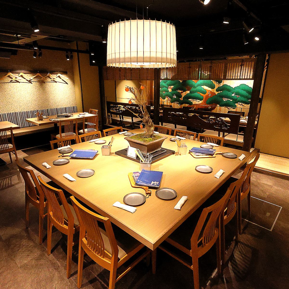 和テイストの落ち着いた雰囲気◎人数に合わせ多様な席をご用意！