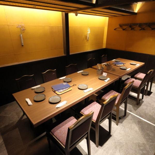 シックな個室は各種ご宴会にもおすすめ！4名様テーブル個室と6名様テーブル個室をご用意し最大10名様用の個室としてもご利用いただけます