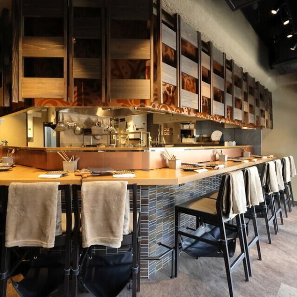 ～はなれ～1階のカウンター席ではシェフの手さばきを眺めながらお食事を楽しめるオープンキッチンを目の前に、デートはもちろんお一人飲みにもご利用いただけます