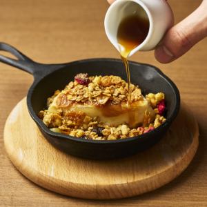 烤卡門貝爾起司[楓糖格蘭諾拉麥片]