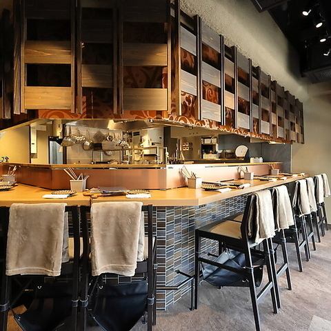 ライブ感溢れるオープンキッチンと、シックで和モダンな店内。