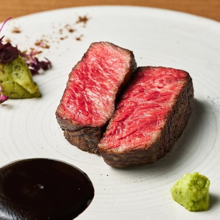 産地直送の極上おおいた和牛を、芳醇な炭火焼きで堪能。