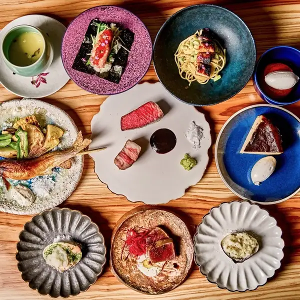 はなれ限定の囲炉裏で仕上げる料理と炭火とワインの名物をコース仕立てに。記念日・誕生日にもおすすめ