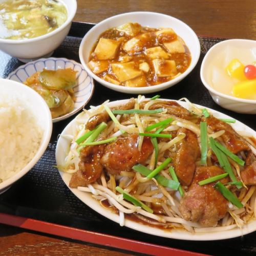 ランチタイムはスープライスお代わり自由！【焼き豚ともやしの炒め】750円(税込825円)