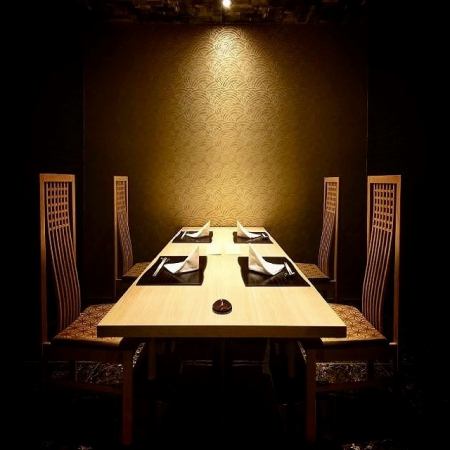 【各席違った雰囲気のデザイナーズ個室席】大人の為の落ち着いた雰囲気となっております。2名様~80名様までご利用可能な完全個室席は栄駅で接待や女子会、合コンなど各種宴会に最適なプライベート個室空間♪お得な宴会コースプランもご予算に合わせて3000円~ご用意。誕生日や記念日にお得なサプライズ特典もご用意◎◎ 