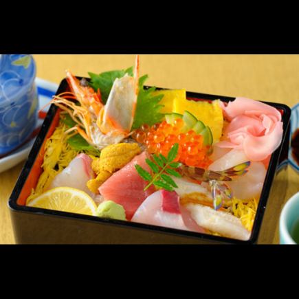 【奢華午餐】滿滿的中肥鮪魚和帶頭蝦等奢華配料！ 「特製散壽司」2道菜共3,850日圓（含稅）