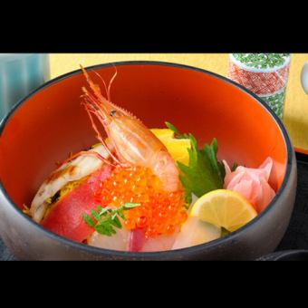 【缤纷海鲜午餐】尽享新鲜海鲜!经典“海鲜散寿司”搭配赤味噌汤,共2道菜,2400日元(含税)